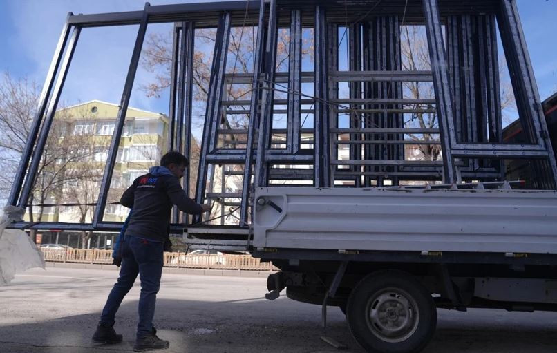 Parasını alamayan esnaf şalteri indirdi: Taktığı ne varsa söktü götürdü - Resim : 1