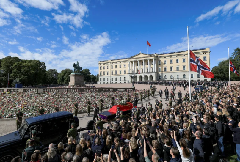 Norveç Kralı öldü, tabutu gündem oldu: Tasarımı servet ediyor - Resim: 4