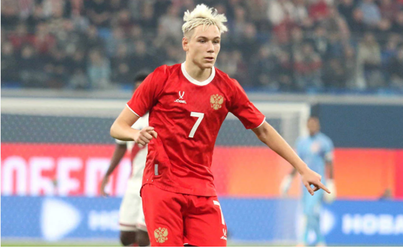 Galatasaray’ın yeni on numarası Aleksey Batrakov taraftarla vedalaştı - Resim : 1