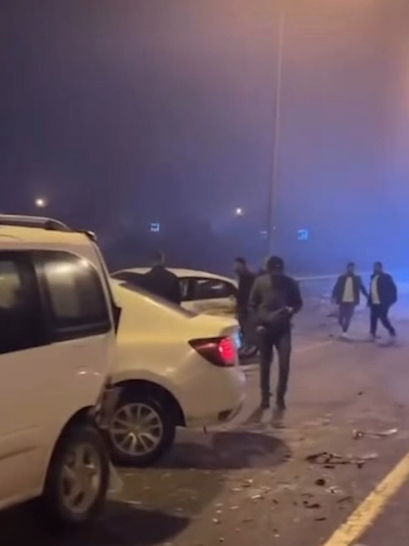 Havalimanı yolunda korku dolu anlar: 13 ara&ccedil; zincirleme kaza yaptı: 7 yaralı - Resim : 4