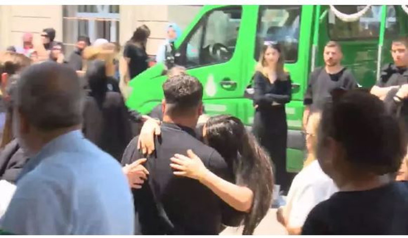 Can Polat'ın taziyesinde ortalık karıştı: Engin Polat yaka paça uzaklaştırıldı - Resim : 2