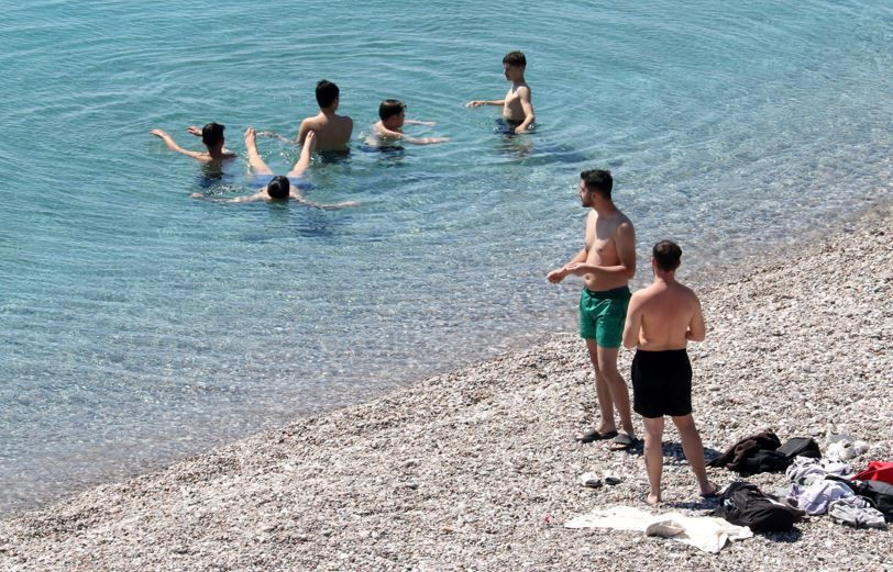 Antalya’da yaz erken geldi: Sahilde adım atacak yer kalmadı - Resim: 8