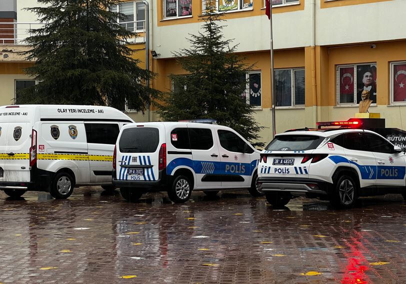 Kayseri'de okulda korku dolu anlar: Sınıf arkadaşını bıçakladı - Resim : 1