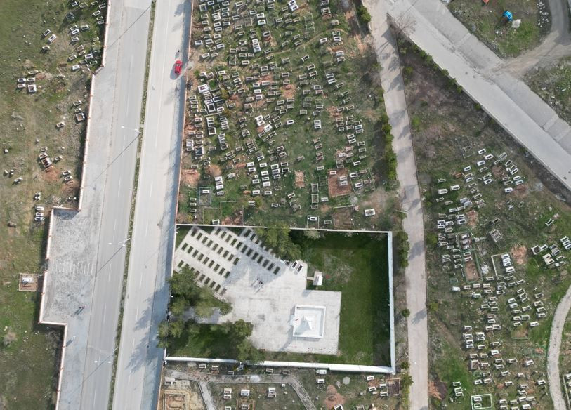 Mezarlıkta pusulalar şaştı: Yan yana ama yönleri farklı - Resim: 10