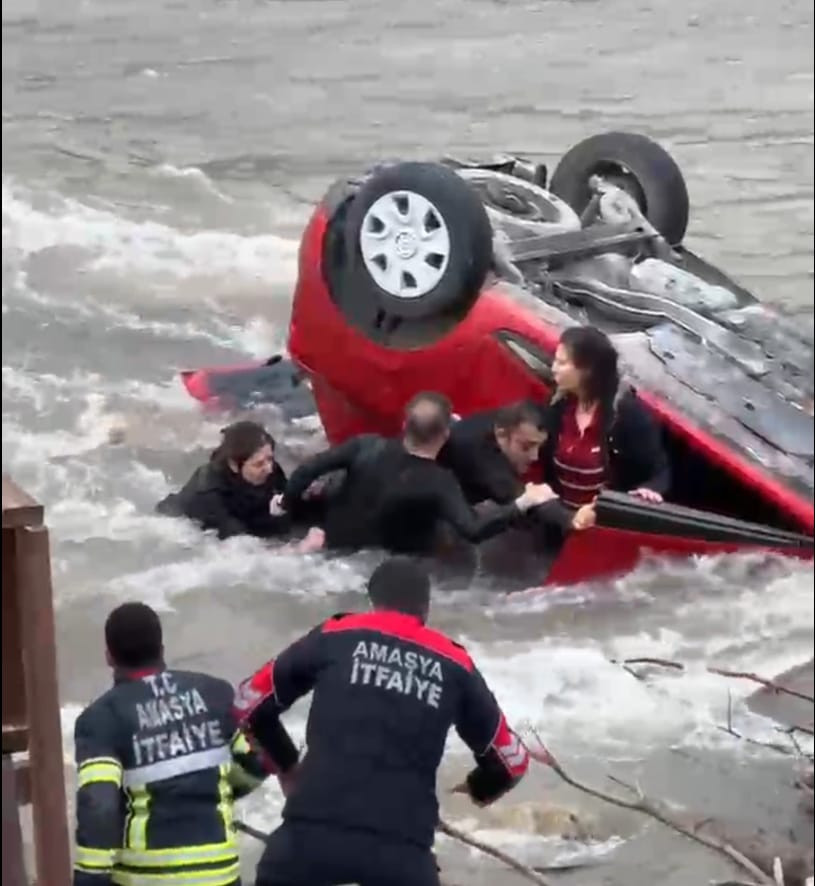 Amasya Yeşilırmak’ta dehşet anları: Anne ile kızı ölümle burun buruna geldi - Resim : 1