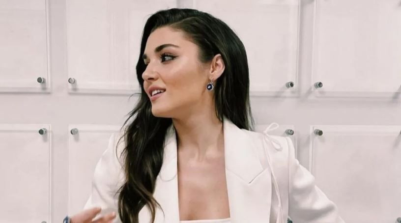 Hande Erçel imajını değiştirdi: Platin sarı saçlarıyla kamera karşısına geçti - Resim: 1