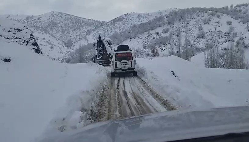 Kar altında hayatta kalma savaşı! Ekipler karlı yolları a&ccedil;ıp hastayı yetiştirdiler - Resim : 4