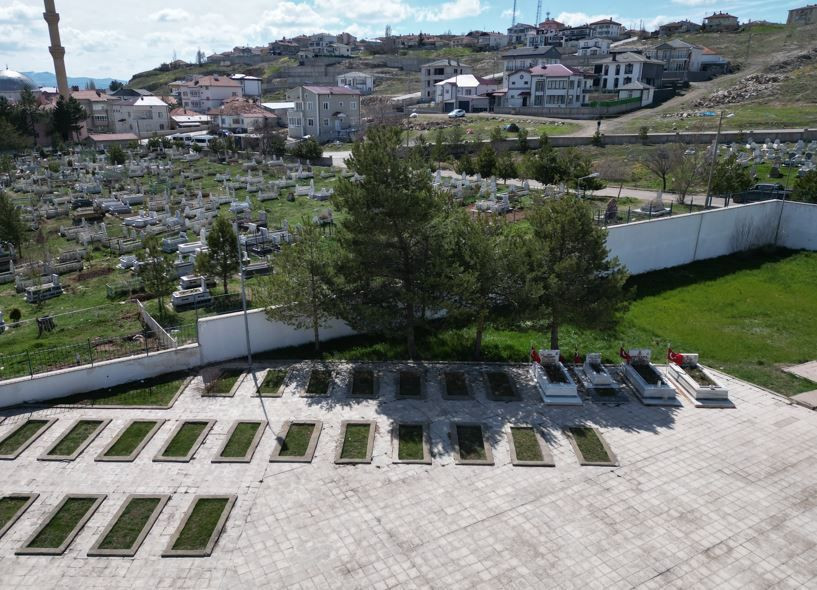 Mezarlıkta pusulalar şaştı: Yan yana ama yönleri farklı - Resim: 7