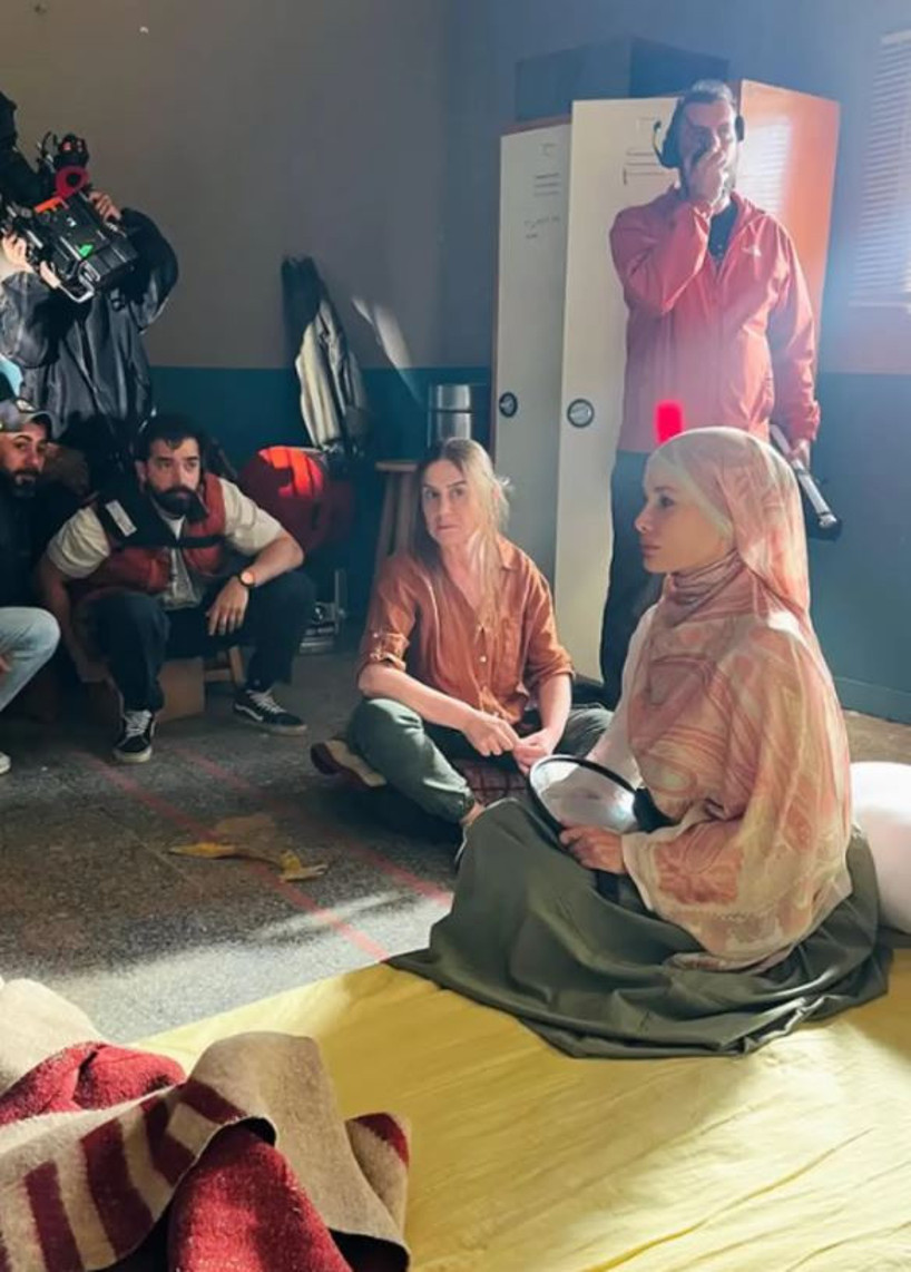 Gamze Özçelik yıllar sonra kamera karşısında: İşte setten ilk görüntüler - Resim : 2