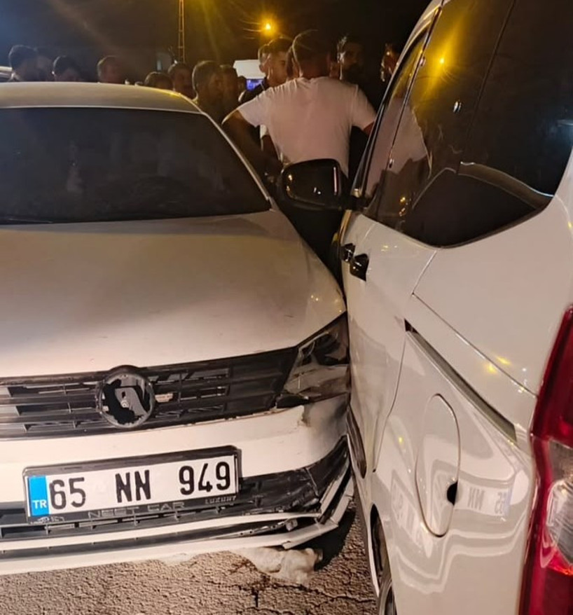Van'da iki araç çarpıştı: 5 kişi yaralandı - Resim : 1