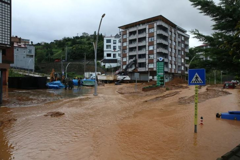 Rize yağmura teslim oldu: Dereler taştı, yollar göle döndü - Resim : 1