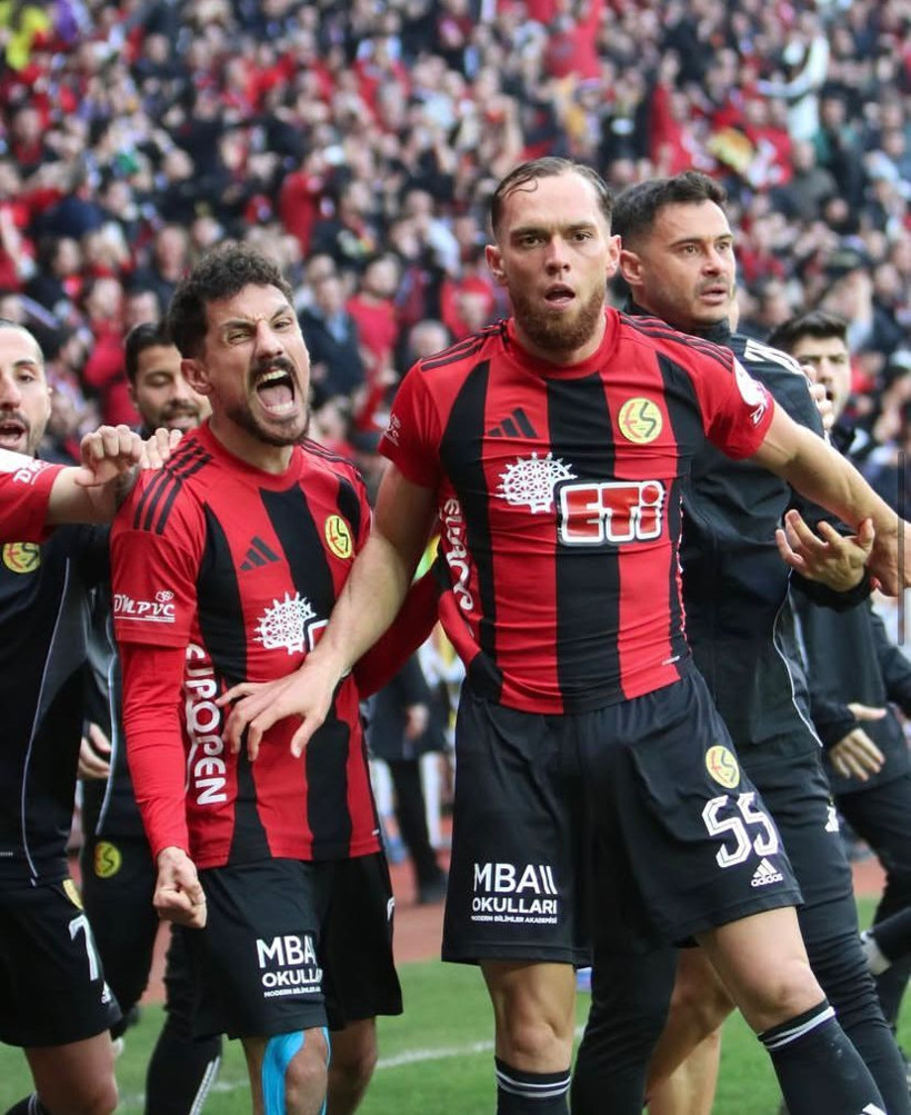 Şampiyonluğa 1 puan kalmıştı, 15 dakikada 3 gol yiyerek şoka uğradılar... Türkiye'de inanılmaz maç - Resim: 7