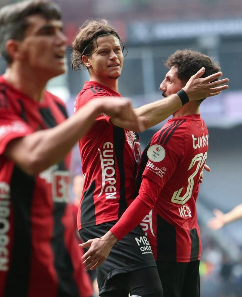 Şampiyonluğa 1 puan kalmıştı, 15 dakikada 3 gol yiyerek şoka uğradılar... Türkiye'de inanılmaz maç - Resim: 6