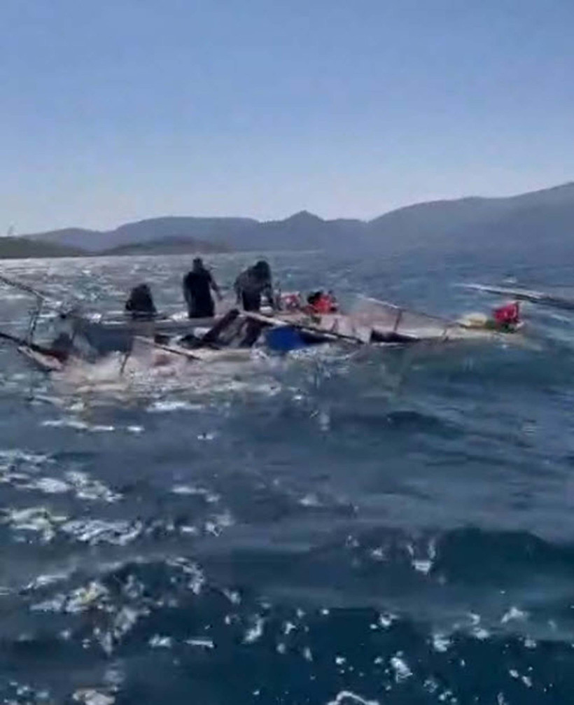Mavi sularda dehşet anları: &lsquo;Yağmur Ali&rsquo; teknesi sulara teslim oldu: 7 kişi &ouml;l&uuml;m&uuml;n kıyısından d&ouml;nd&uuml; - Resim : 4