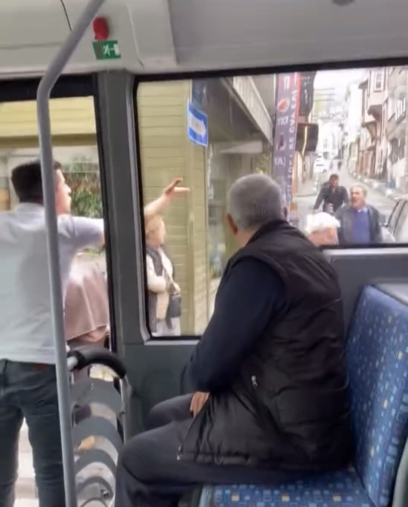 Yolcular çığlık çığlığa kaldı: Kamyonetten baltayla indi - Resim : 2