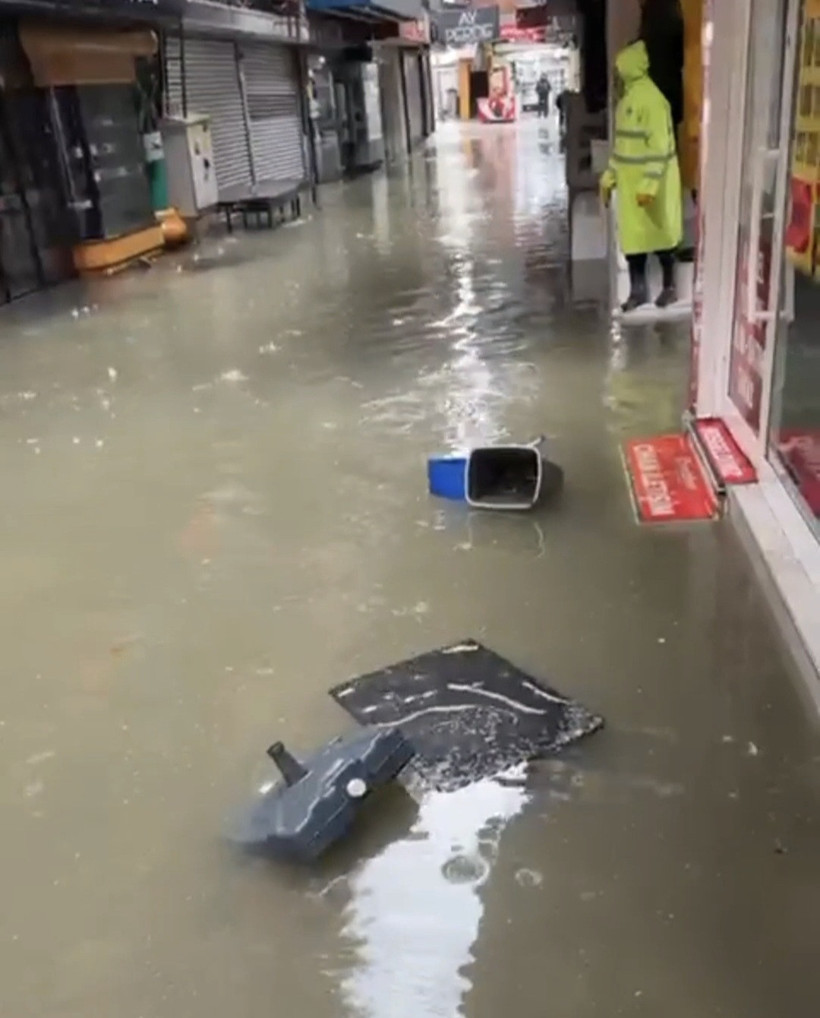 Kenti sel Vurdu: Zonguldak’ta istinat duvarı çöktü: Esnaf zor anlar yaşadı - Resim : 2