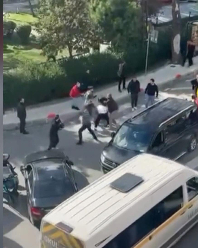 Bayrampaşa'da cadde ortasında boks maçı: 'Geçiş hakkı benim' dedi, kafa attı - Resim : 4