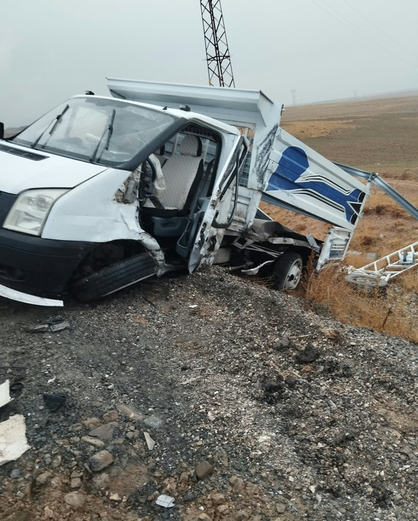 Van’ın Gürpınar’da zincirleme kazada 10 kişi yaralandı - Resim : 1
