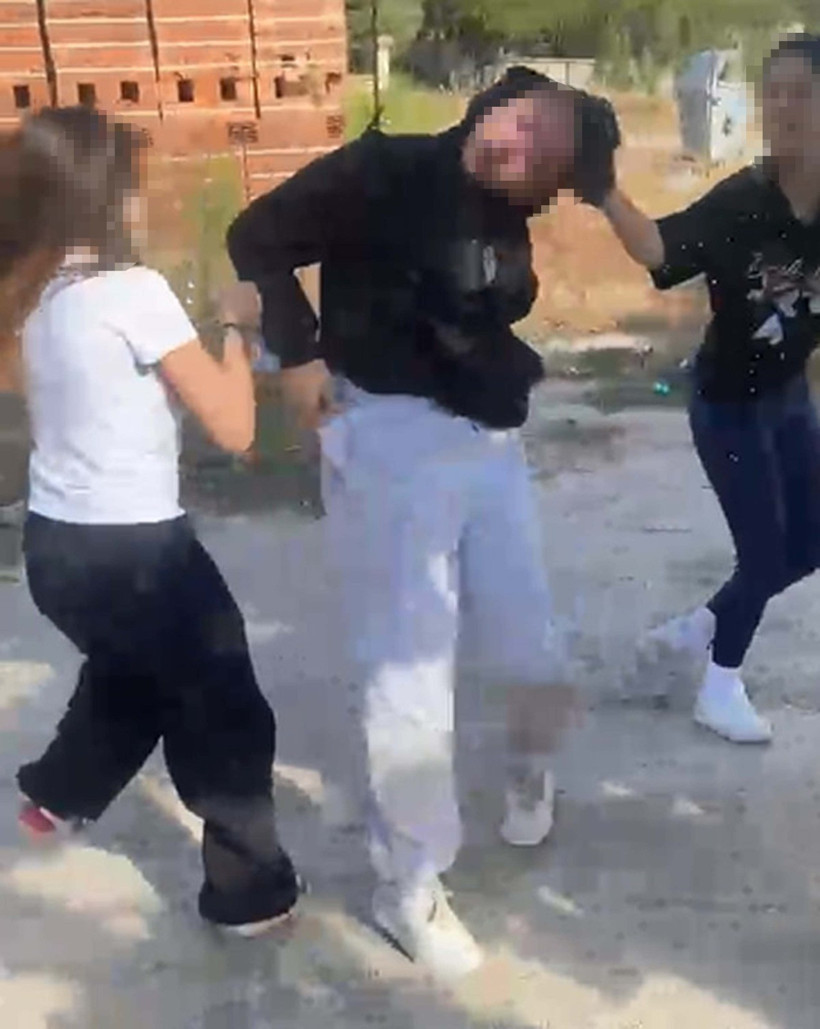 Liseli kızlardan akran zorbalığı: Çeşmede ıslatıp yerde sürüklediler - Resim : 4