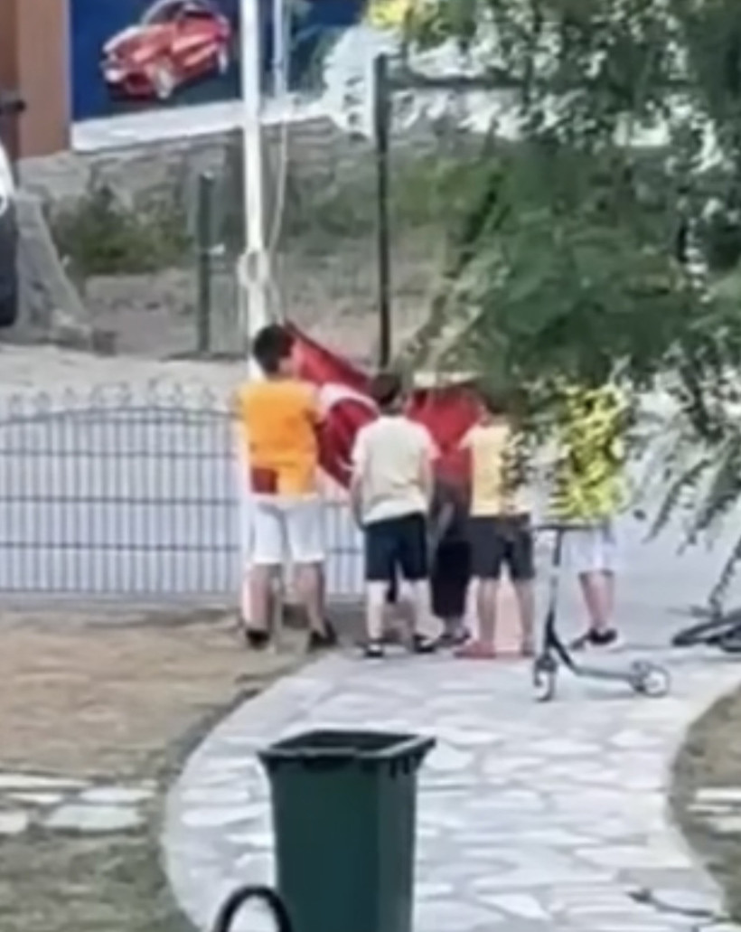 Önce öptüler, sonra alınlarına koydular: Bartın’ı ağlatan Türk Bayrağı sevgisi - Resim : 5