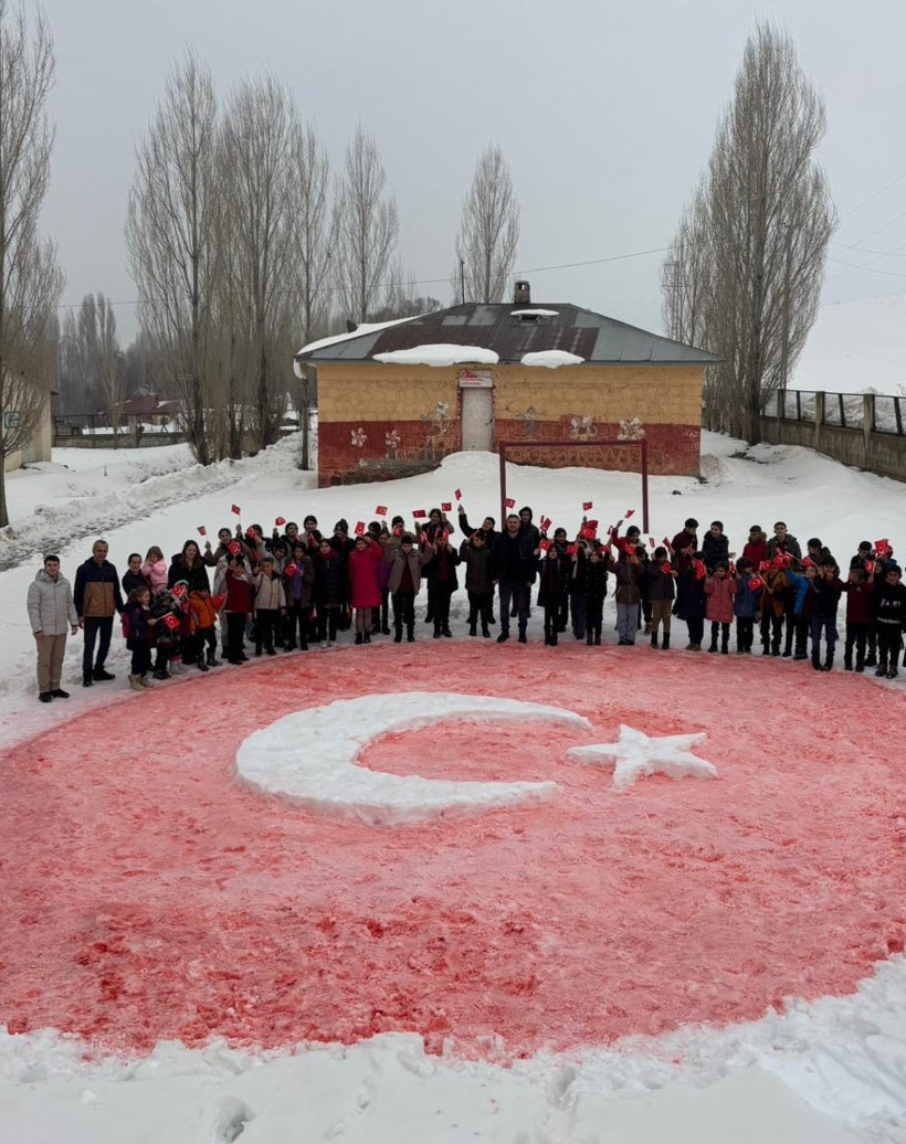 Karlı bahçede dev Ay-Yıldız: Öğrencilerden muhteşem gösteri - Resim : 1