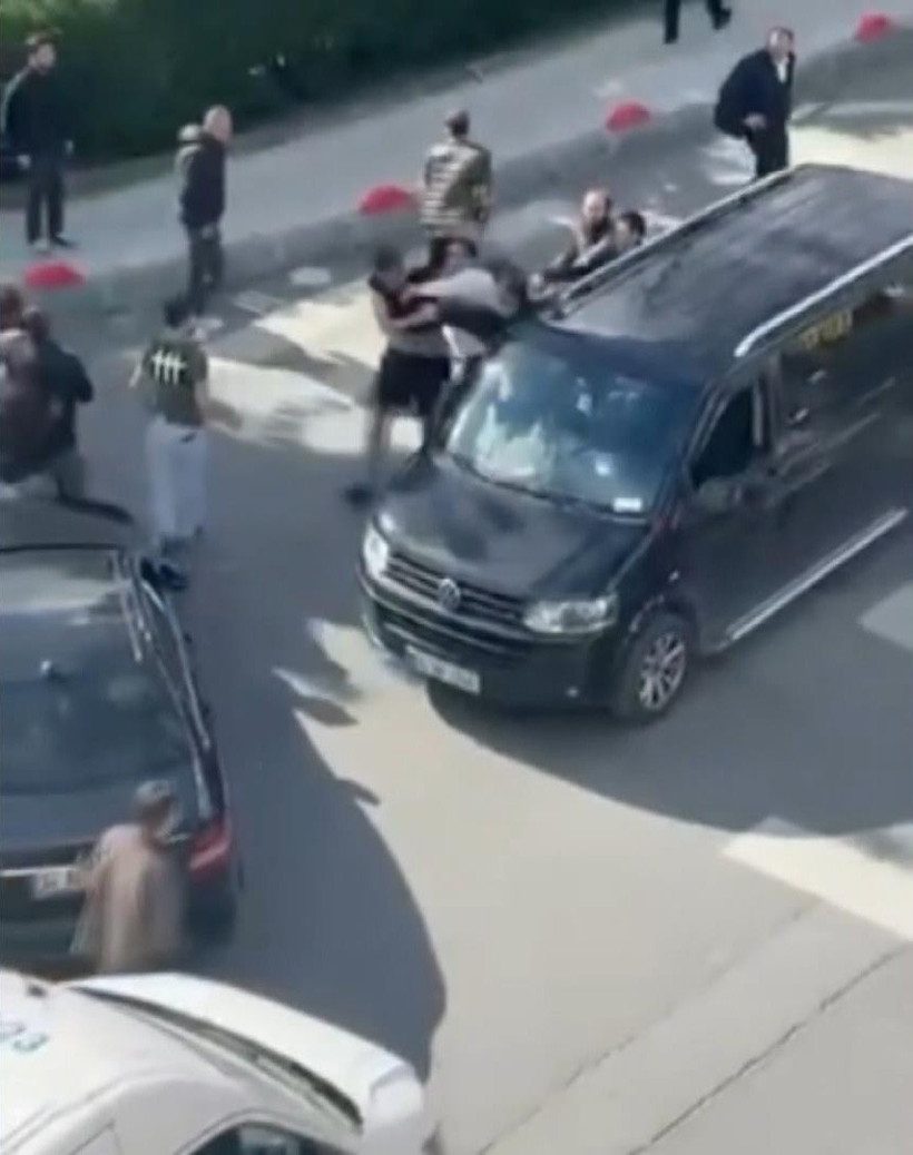 Bayrampaşa'da cadde ortasında boks maçı: 'Geçiş hakkı benim' dedi, kafa attı - Resim : 2