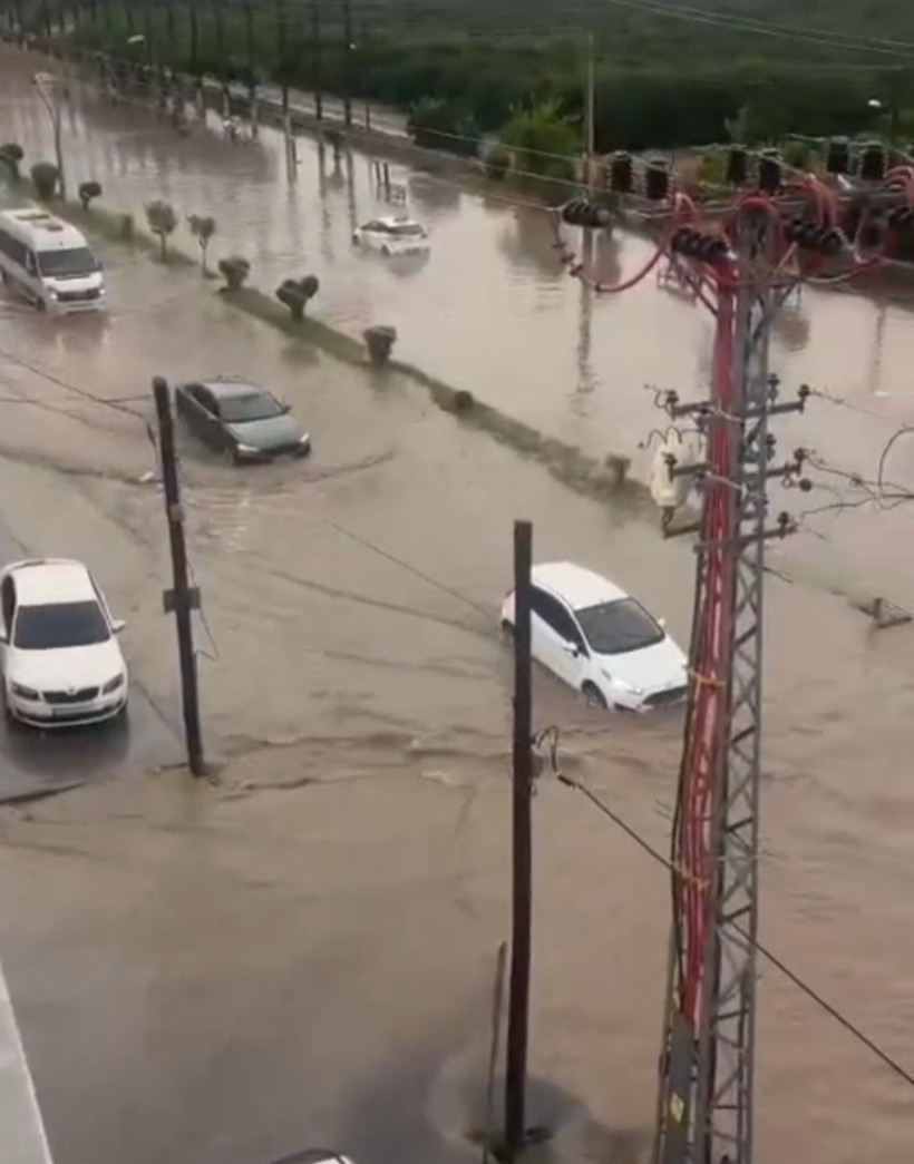 Can pazarı yaşandı: Suya gömülen araçlardan itfaiye kurtardı - Resim : 1