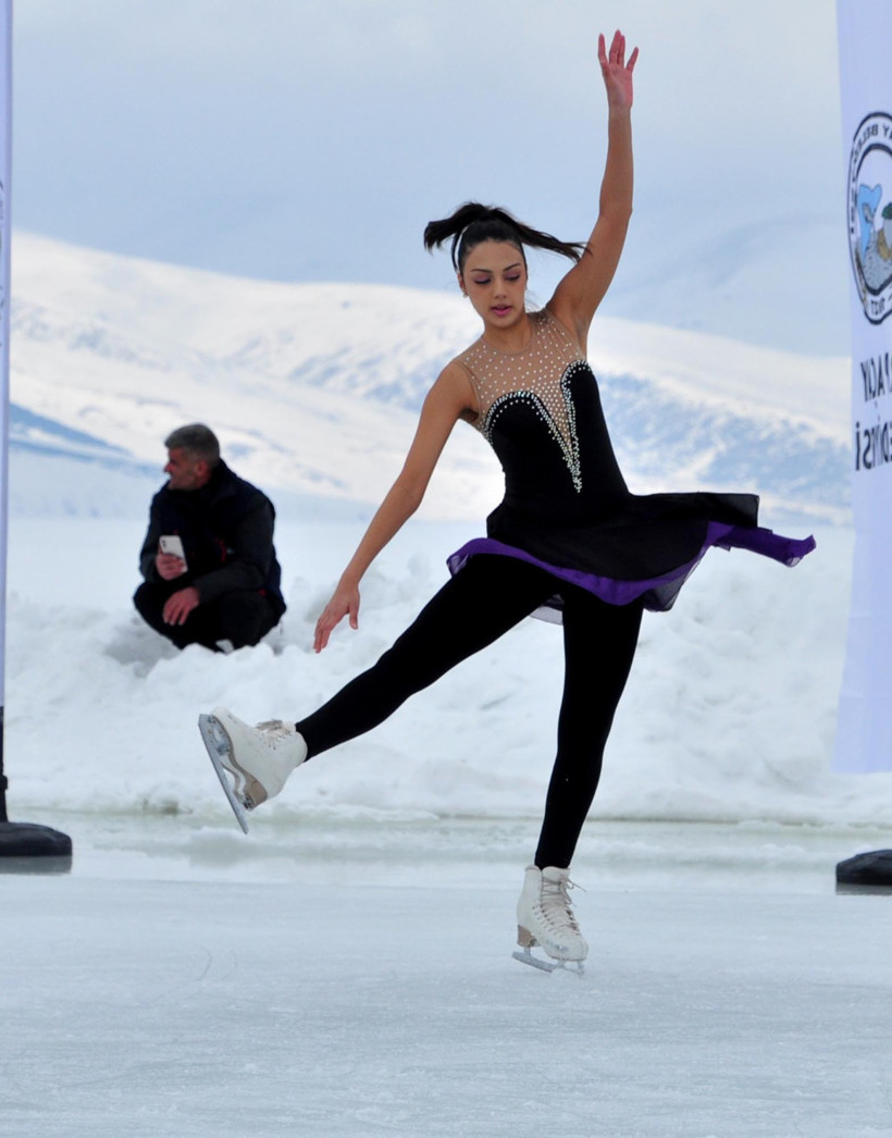 Donmuş Çıldır Gölü'nde buzdan şölen: Artistik patenciler mest etti - Resim : 4