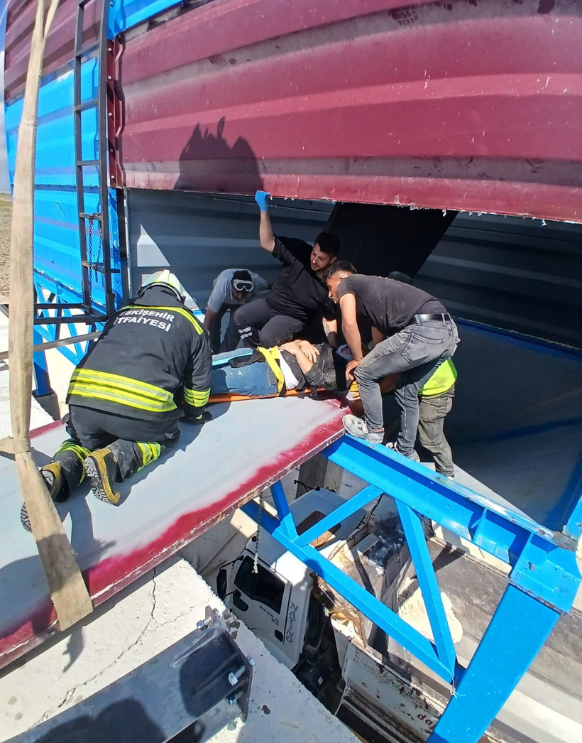 Taş kırma kuyusuna düşen 2 işçi yaralandı - Resim : 1