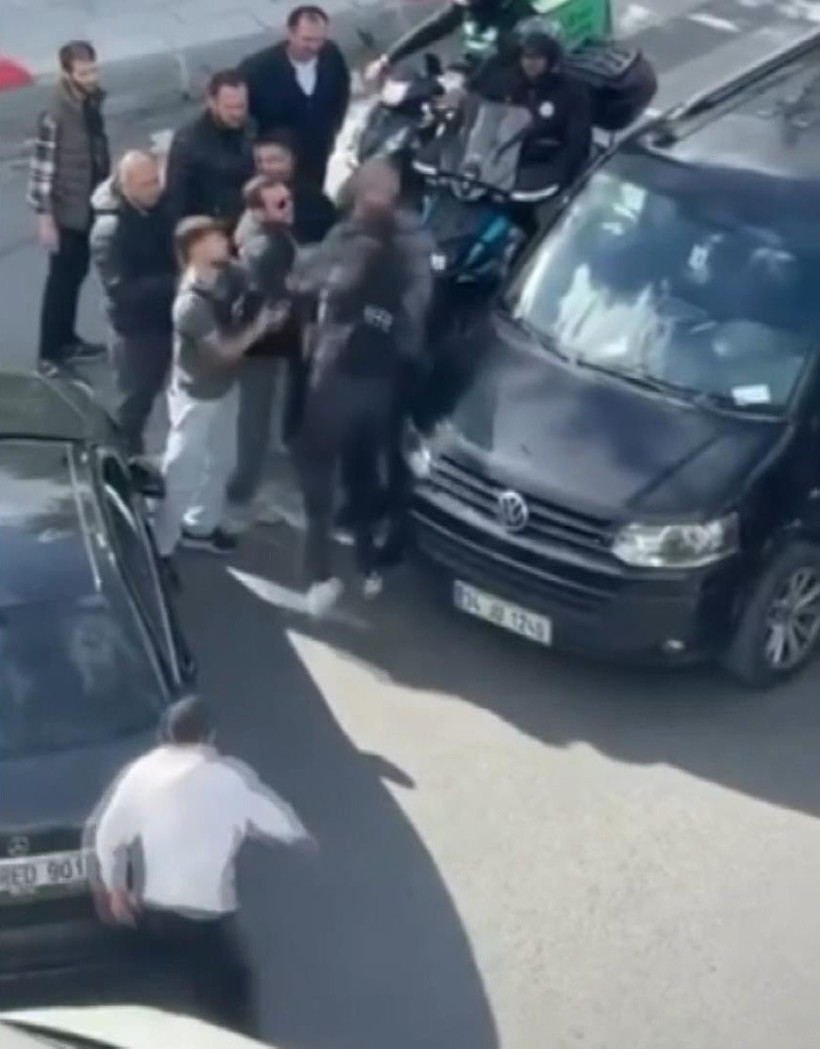 Bayrampaşa'da cadde ortasında boks maçı: 'Geçiş hakkı benim' dedi, kafa attı - Resim : 1