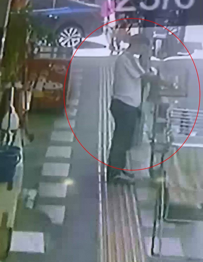 Sinsice yaklaştı, kafesi boşalttı: Papağanı sevip çaldılar - Resim : 4