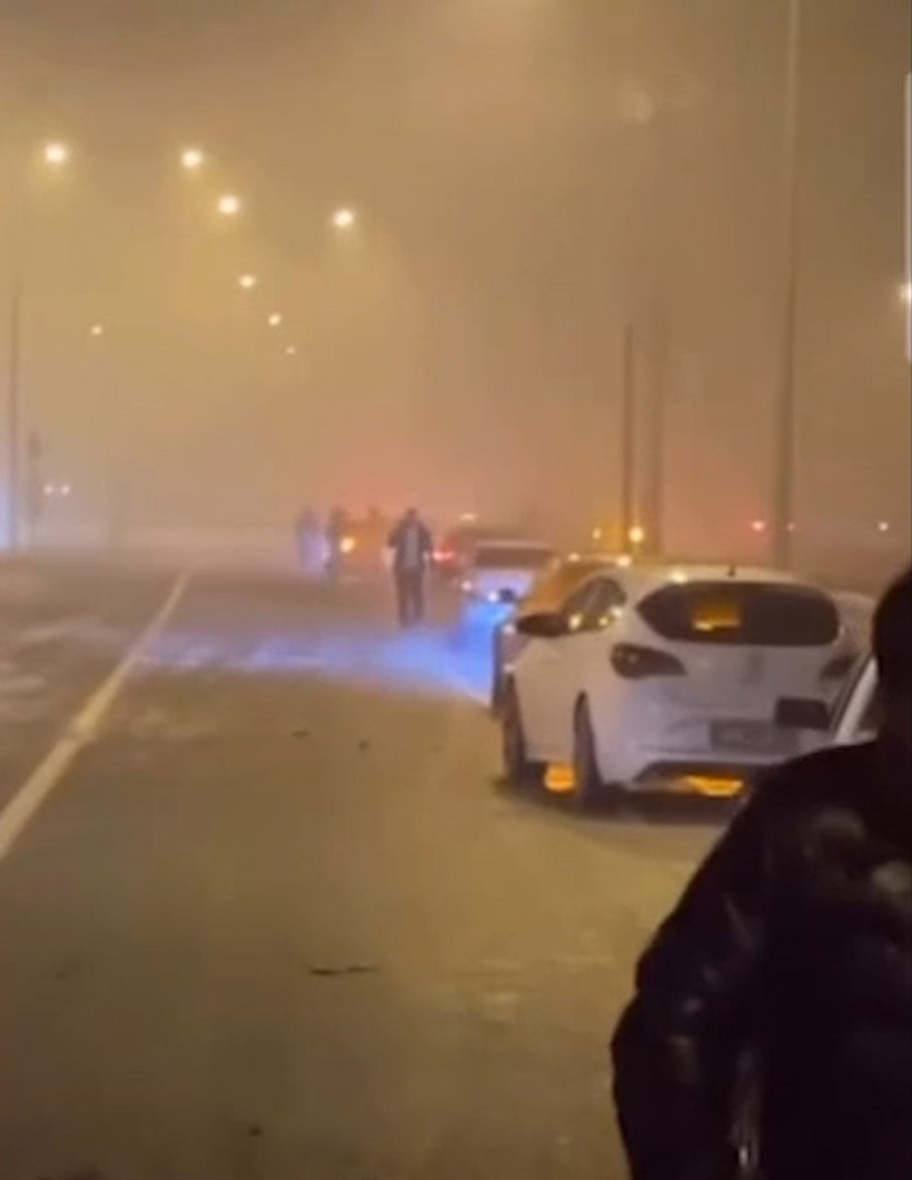 Havalimanı yolunda korku dolu anlar: 13 ara&ccedil; zincirleme kaza yaptı: 7 yaralı - Resim : 1