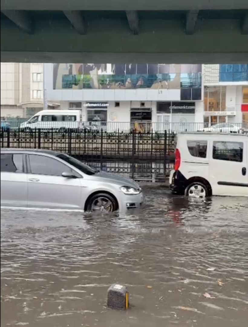 İstanbul’da sağanak kabusu: Megakentte yollar göle döndü - Resim : 4