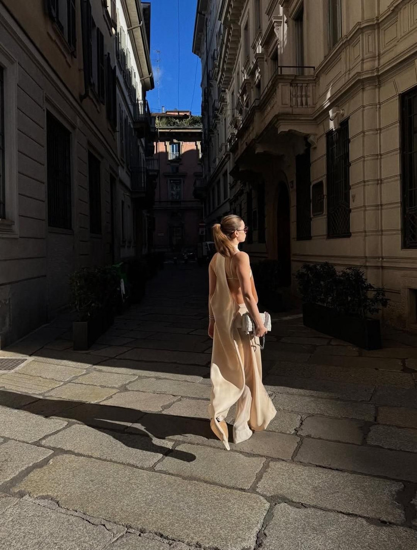 Afra Saraçoğlu Milano sokaklarında stil ikonuna dönüştü: İddialı pozları sosyal medyayı salladı - Resim: 1