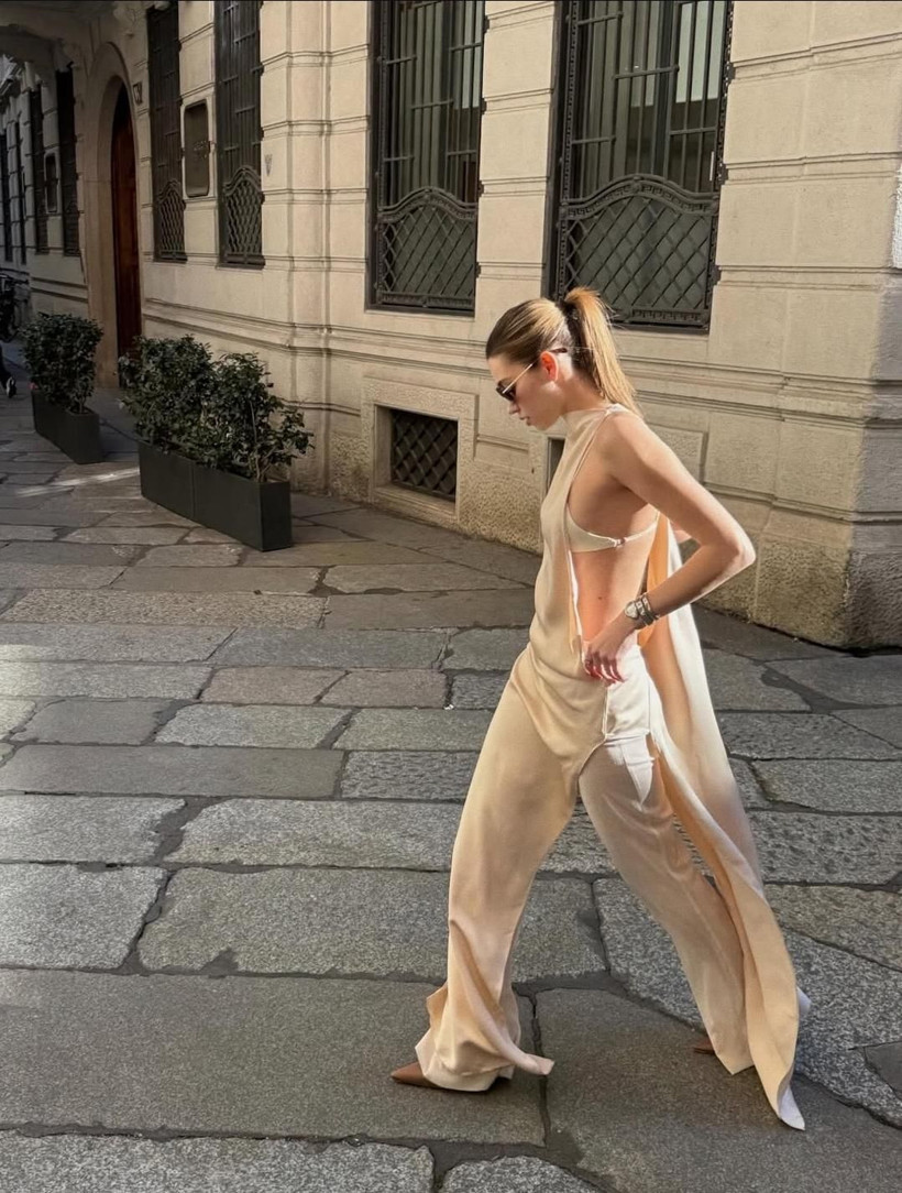 Afra Saraçoğlu Milano sokaklarında stil ikonuna dönüştü: İddialı pozları sosyal medyayı salladı - Resim: 4