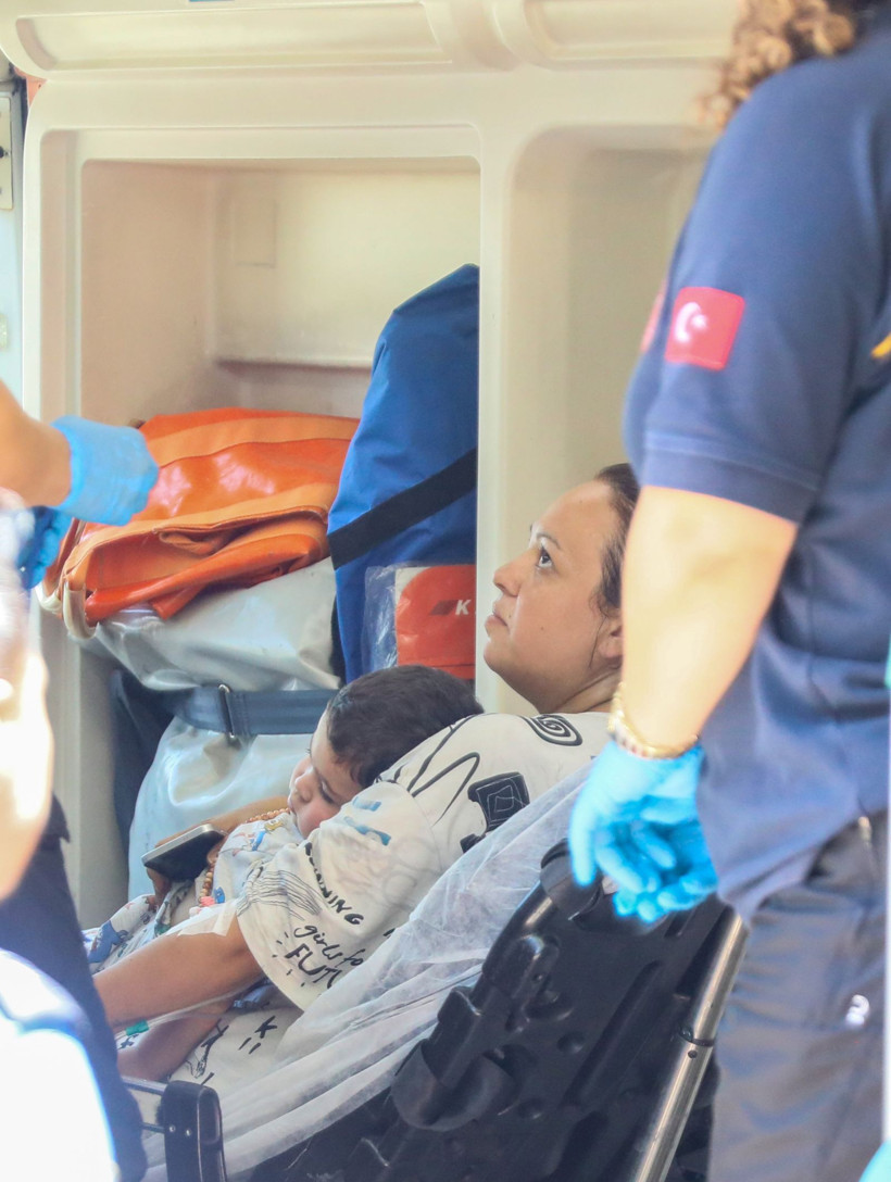 Antalya'da alevler 3’ncü katı sardı: Biri bebek 5 kişiyi itfaiye ekipleri kurtardı - Resim: 6