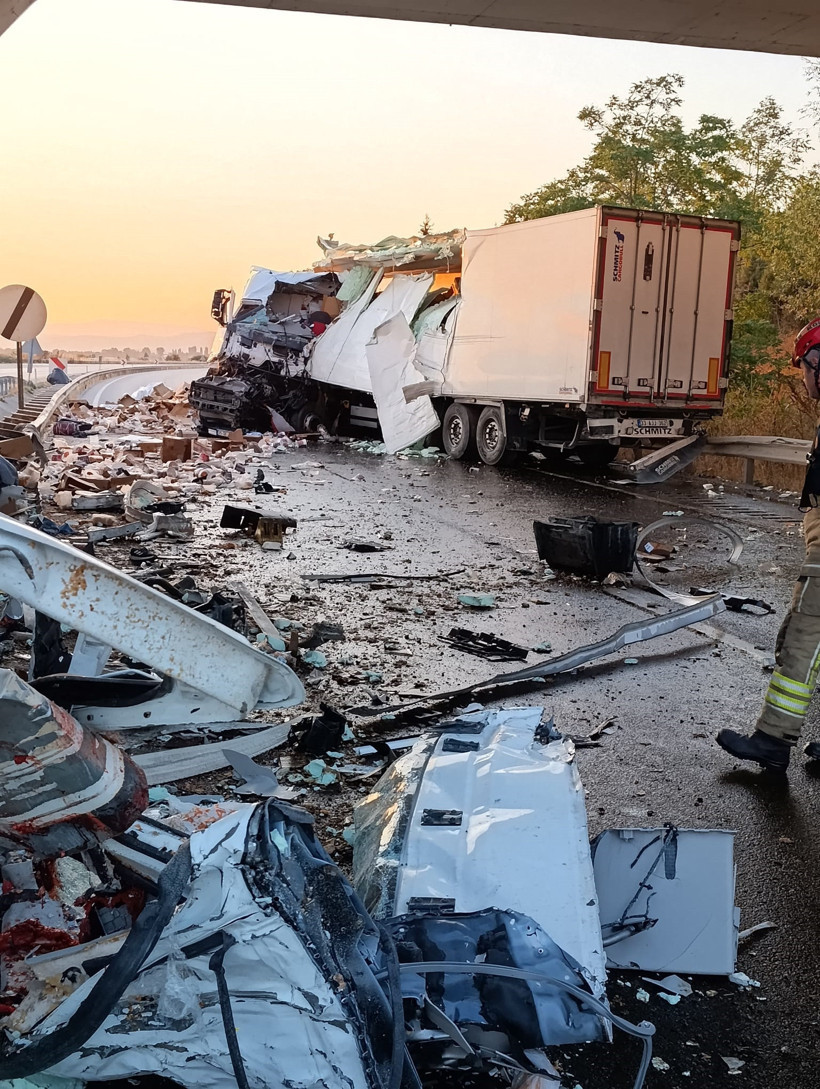 TIR köprü istinat duvarına çarptı: Tonlarca tavuk eti yola saçıldı - Resim : 1