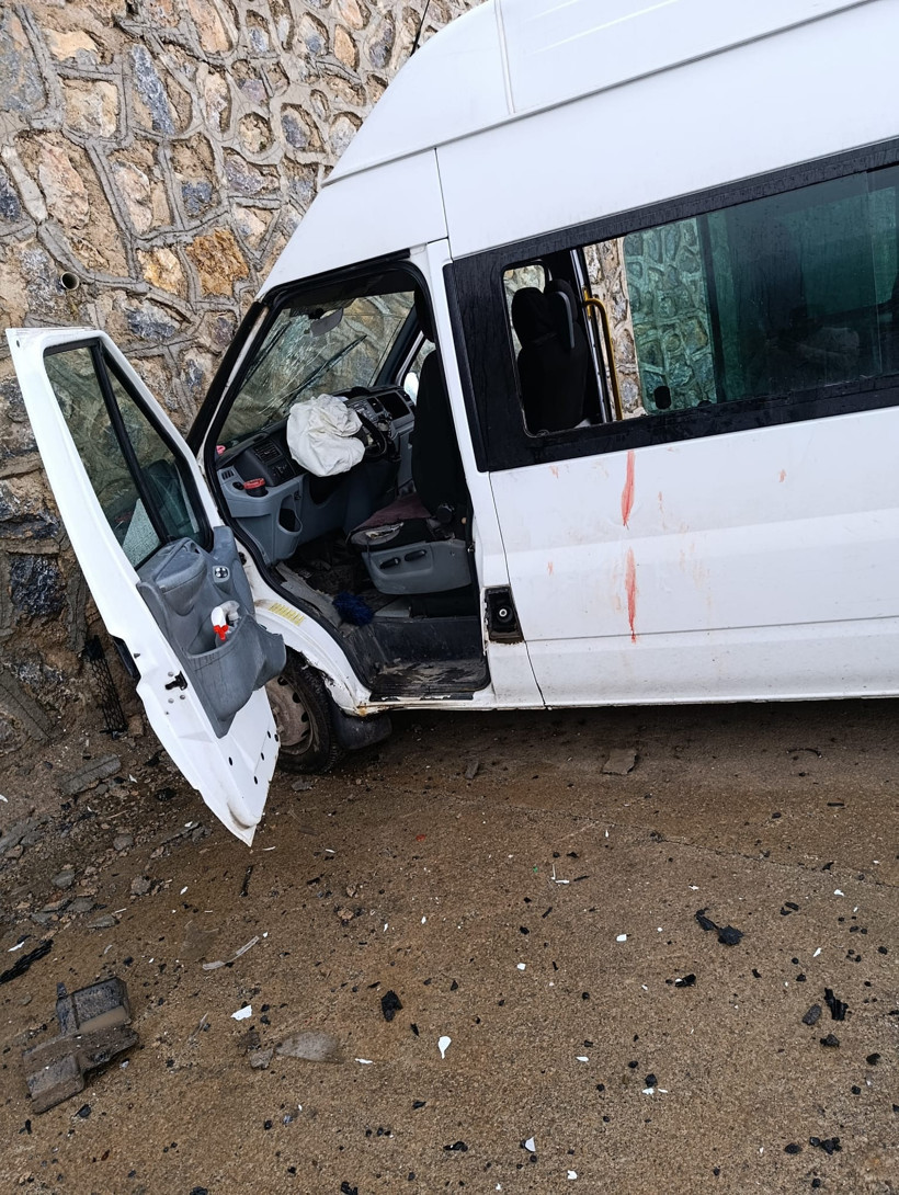 &Ouml;ğrenci servisi ile otomobil kafa kafaya &ccedil;arpıştı: Siirt&rsquo;te korkun&ccedil; kaza - Resim : 3