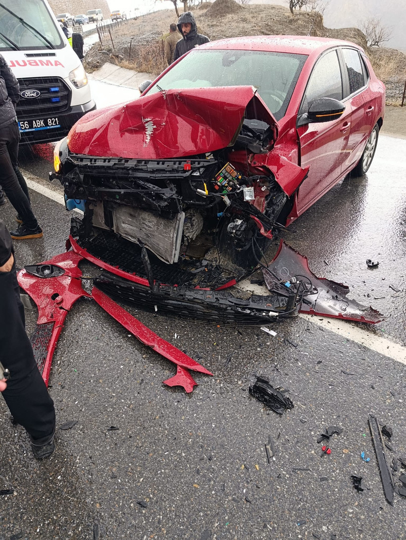 &Ouml;ğrenci servisi ile otomobil kafa kafaya &ccedil;arpıştı: Siirt&rsquo;te korkun&ccedil; kaza - Resim : 2