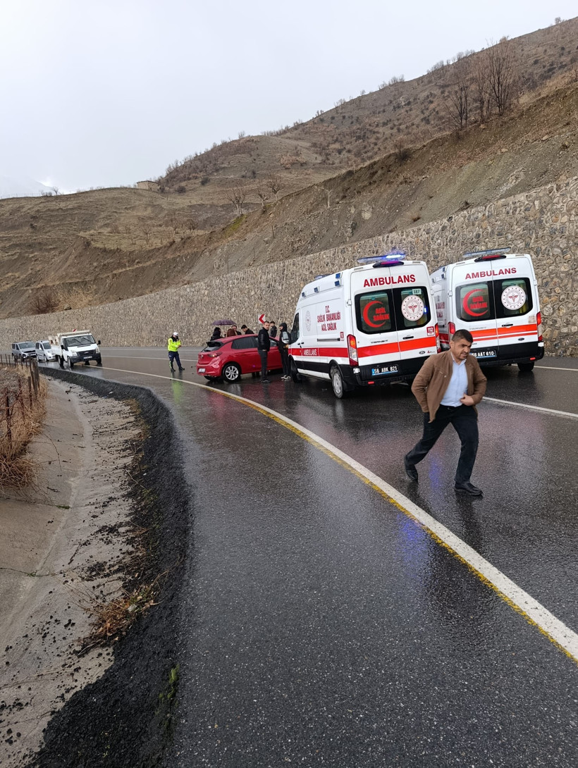 &Ouml;ğrenci servisi ile otomobil kafa kafaya &ccedil;arpıştı: Siirt&rsquo;te korkun&ccedil; kaza - Resim : 1