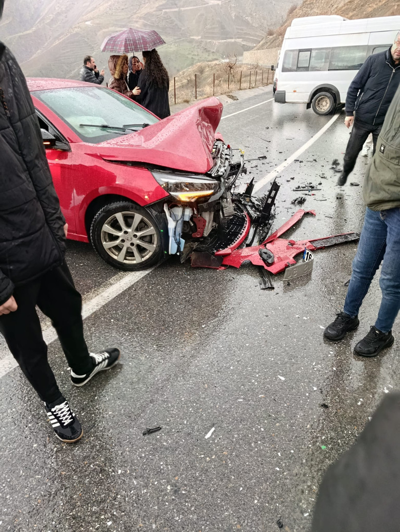 &Ouml;ğrenci servisi ile otomobil kafa kafaya &ccedil;arpıştı: Siirt&rsquo;te korkun&ccedil; kaza - Resim : 4