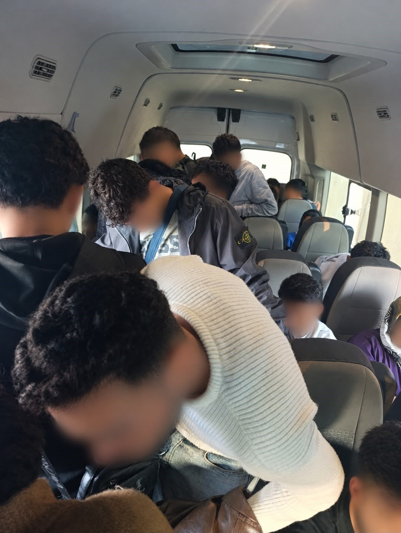 Jandarma durduğu araçta gözlerine inanamadı: 34 kaçakçı yakandı - Resim : 1