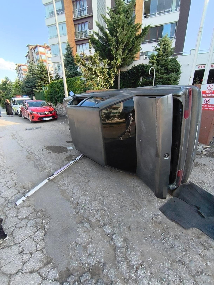 Elazığ’da korkutan kaza: Otomobil tabelaya çarpıp yan yattı - Resim : 1