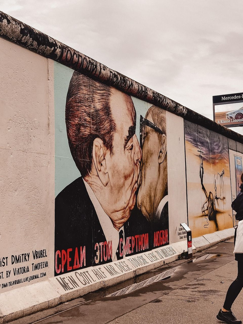 Berlin Duvarı önünde öpücük partiyi karıştırdı: AKP'li meclis üyesi Mehmet Ergüneş eşiyle dudak dudağa! - Resim: 18