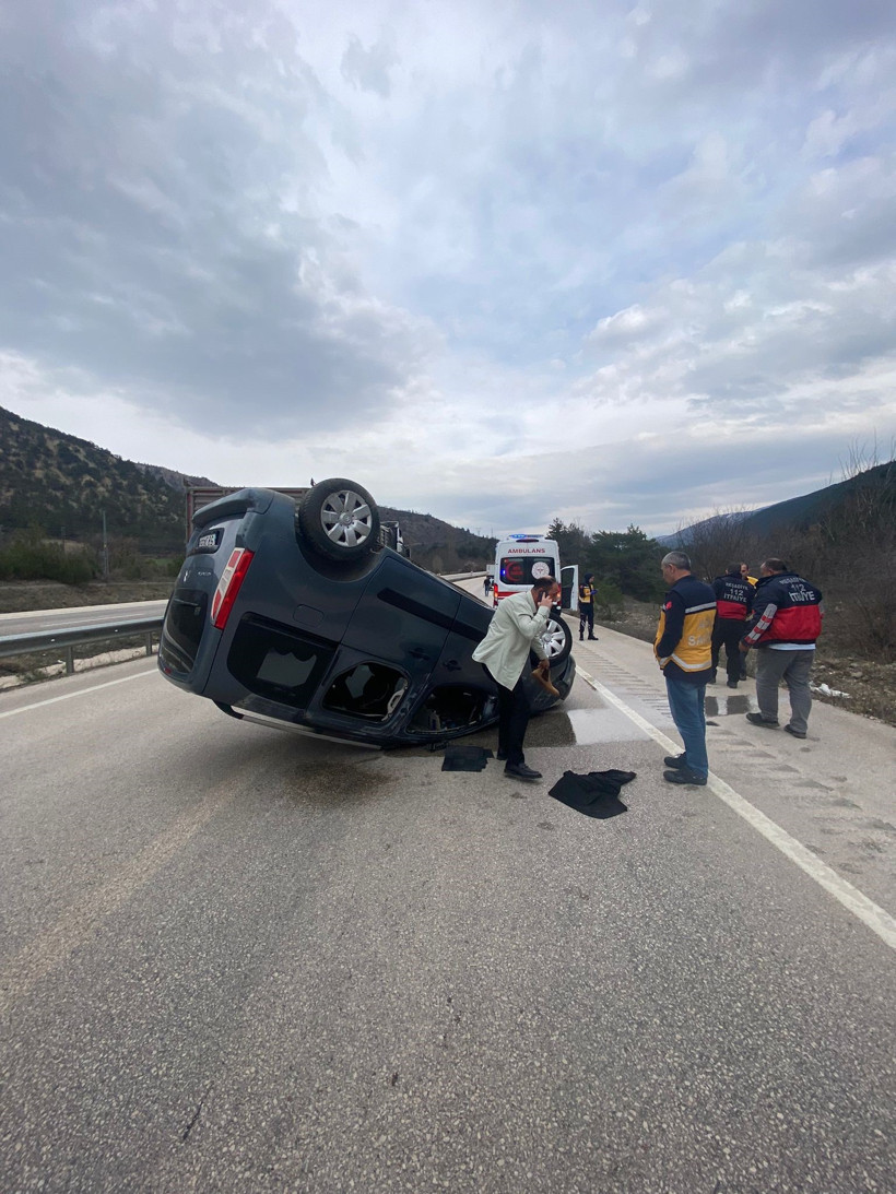 Reşadiye-Koyulhisar yolunda feci kaza: Araç ters döndü - Resim : 1