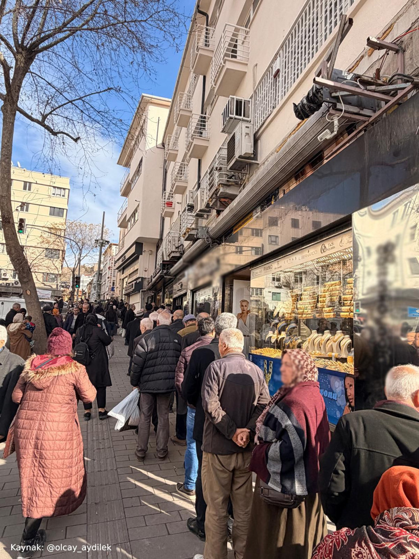 Fiyatının düştüğünü gören altın almaya koştu: Kuyrukların ucu görünmedi - Resim: 7