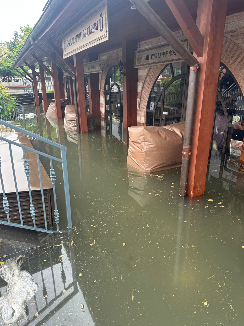 Yaz yağmuru yağdı, İstanbul'u sel bastı...Yollar göle döndü - Resim: 5