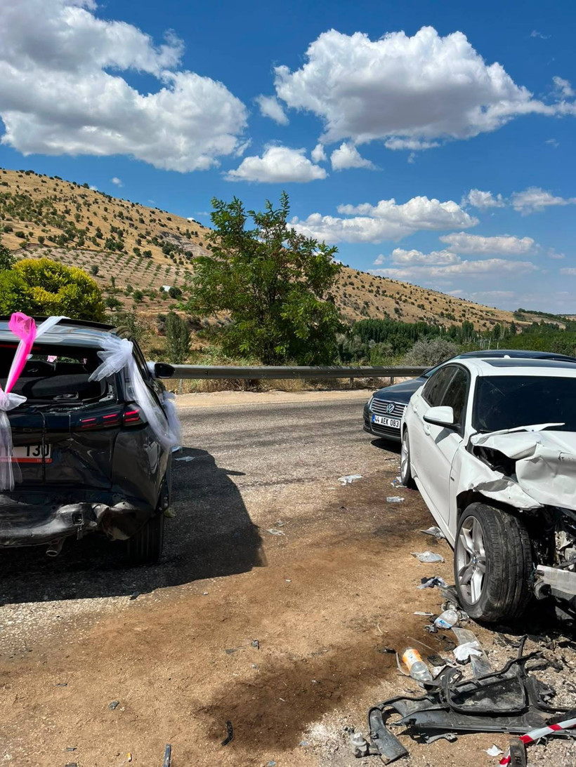 Mutlu gün acı ile bitti: Malatya’da düğün konvoyunda kaza - Resim : 6