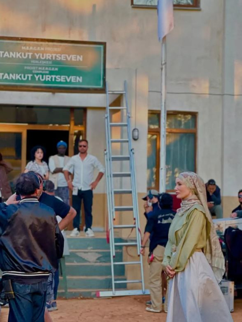 Gamze Özçelik yıllar sonra kamera karşısında: İşte setten ilk görüntüler - Resim : 1
