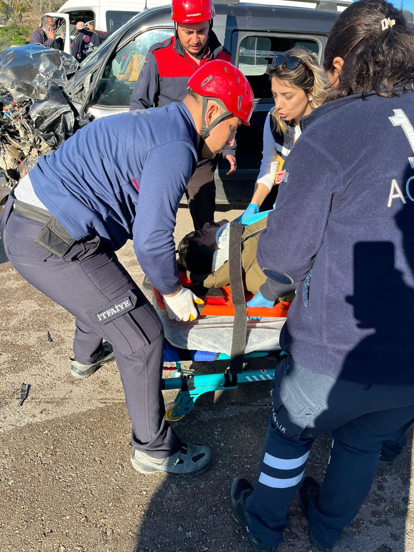 Servisi minibüsü ile otomobil çarpıştı: 7 yaralı - Resim : 1